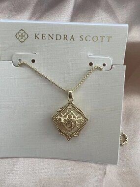 Kendra Scott necklace